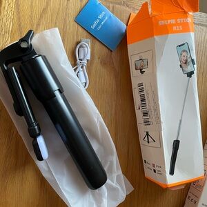 NIB New Selfie Stick for iPhone & Android